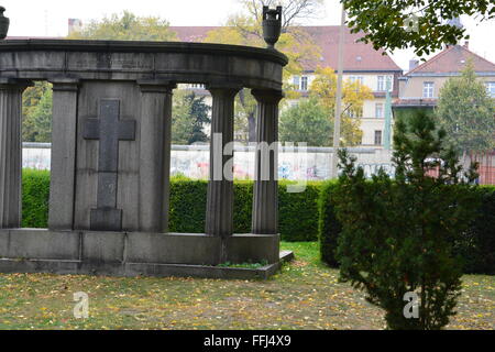 Il muro di Berlino come visto da Elisabeth cimitero parrocchiale, Berlino Germania. Foto Stock