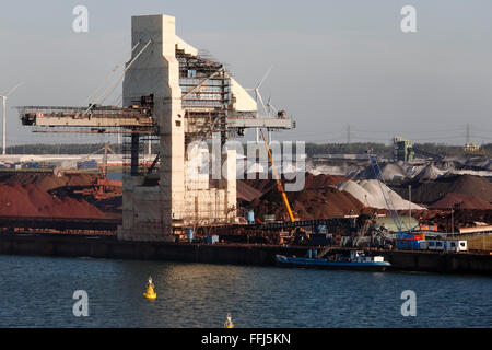 Il minerale grezzo mining nel porto industriale a Rotterdam, Paesi Bassi Foto Stock