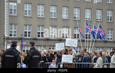 REYKJAVIK, Islanda - 17 giugno: manifestanti tenere indicazioni sul giorno di indipendenza in Reykjavik Islanda il 17 giugno 2015. Foto Stock