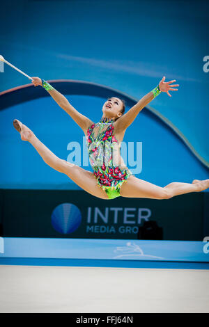 Kiev, Ucraina - 30 agosto 2013: Senyue Deng della Cina esegue durante la trentaduesima Rhythmic Gymnastics World Championship (singoli al Foto Stock