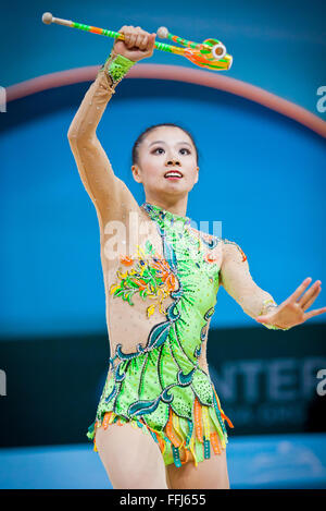 Kiev, Ucraina - 30 agosto 2013: Senyue Deng della Cina esegue durante la trentaduesima Rhythmic Gymnastics World Championship (singoli al Foto Stock