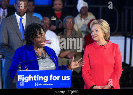 Bamberg County scuole Soprintendente Thelma forestiero introduce il candidato presidenziale democratico Hillary Rodham Clinton durante un "corridoio di opportunità' Town Hall incontro a Denmark-Olar Scuola Elementare Febbraio 12, 2016 in Danimarca, South Carolina, Stati Uniti d'America. L'evento in evidenza le disparità rivolta verso il povero nero famiglie e poveri delle aree rurali in Carolina del Sud. Foto Stock