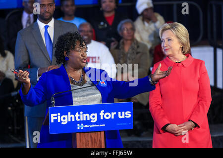 Bamberg County scuole Soprintendente Thelma forestiero introduce il candidato presidenziale democratico Hillary Rodham Clinton durante un "corridoio di opportunità' Town Hall incontro a Denmark-Olar Scuola Elementare Febbraio 12, 2016 in Danimarca, South Carolina, Stati Uniti d'America. L'evento in evidenza le disparità rivolta verso il povero nero famiglie e poveri delle aree rurali in Carolina del Sud. Foto Stock