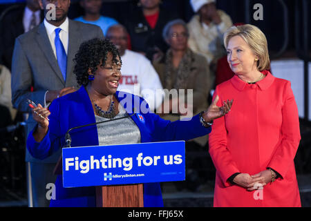 Bamberg County scuole Soprintendente Thelma forestiero introduce il candidato presidenziale democratico Hillary Rodham Clinton durante un "corridoio di opportunità' Town Hall incontro a Denmark-Olar Scuola Elementare Febbraio 12, 2016 in Danimarca, South Carolina, Stati Uniti d'America. L'evento in evidenza le disparità rivolta verso il povero nero famiglie e poveri delle aree rurali in Carolina del Sud. Foto Stock