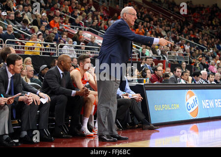 Conte Forum. Xiv Feb, 2016. MA, USA; Siracusa Orange head coach Jim Boeheim reagisce durante un NCAA pallacanestro tra il siracusano arancione e il Boston College Eagles al Conte Forum. Siracusa sconfitto il Boston College 75-61. Anthony Nesmith/Cal Sport Media/Alamy Live News Foto Stock