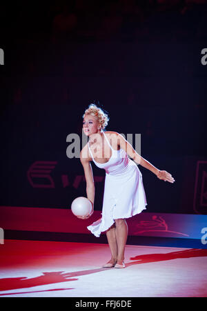 Kiev, Ucraina - 1 Settembre 2013: Natalia Godunko, ex ginnasta Ucraina esegue durante il concerto di gala al trentaduesimo Gymna ritmica Foto Stock