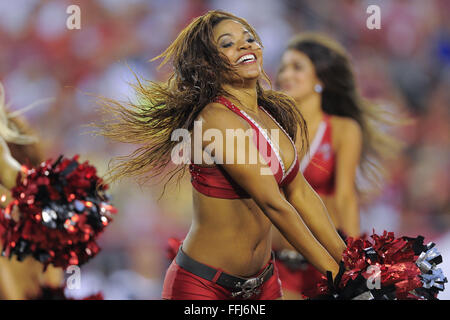 Tampa, FL, Stati Uniti d'America. Xv Sep, 2013. Tampa Bay Buccaneers cheerleaders durante il gioco Bucs contro i New Orleans Saints presso Raymond James Stadium il 7 settembre 15, 2013 a Tampa, in Florida. ZUMA PREMERE/ Scott A. Miller © Scott A. Miller/ZUMA filo/Alamy Live News Foto Stock