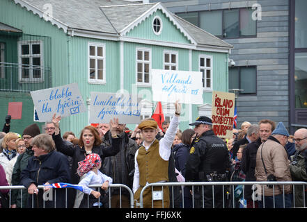 REYKJAVIK, Islanda - 17 giugno: manifestanti tenere indicazioni sul giorno di indipendenza in Reykjavik Islanda il 17 giugno 2015. Foto Stock