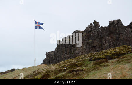 THINGVELLIR, Islanda - 17 giugno: La bandiera islandese vola su Giugno 17, 2015 a Thingvellir National Park, Islanda. Foto Stock