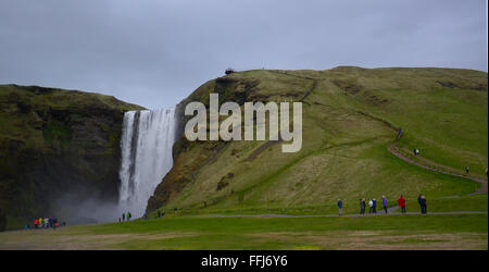 Vicino a SKOGAR, Islanda - 15 giugno: Skogafoss cascata è mostrato il 15 giugno 2015. Foto Stock