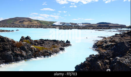 GRINDAVIK, Islanda - 13 giu: acque scorrono dal Svartsengi impianto geotermico alla Laguna Blu spa il 13 giugno 2015 Foto Stock