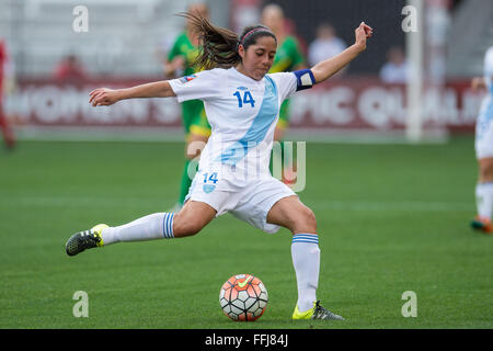 Houston, TX, Stati Uniti d'America. Xiv Feb, 2016. Guatemala defender Coralia a Monterroso (14) controlla la sfera durante la CONCACAF qualificazione olimpica partita di calcio tra Guatemala e Guyana Presso BBVA Compass Stadium di Houston, TX. La Guyana ha vinto 2-1.Trask Smith/CSM/Alamy Live News Foto Stock