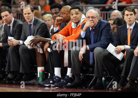 Conte Forum. Xiv Feb, 2016. MA, USA; Siracusa Orange head coach Jim Boeheim reagisce durante un NCAA pallacanestro tra il siracusano arancione e il Boston College Eagles al Conte Forum. Siracusa sconfitto il Boston College 75-61. Anthony Nesmith/Cal Sport Media/Alamy Live News Foto Stock