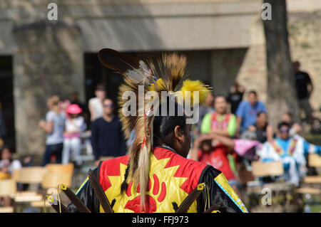 Nativo di POWWOW giorno di graduazione celebrazione, Università di Saskatchewan, usura tradizionale Foto Stock