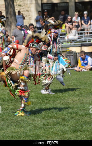 Nativo di POWWOW giorno di graduazione celebrazione, Università di Saskatchewan, usura tradizionale Foto Stock