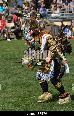 Nativo di POWWOW giorno di graduazione celebrazione, Università di Saskatchewan, usura tradizionale Foto Stock