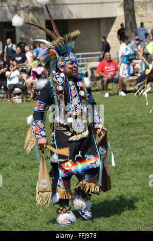 Nativo di POWWOW giorno di graduazione celebrazione, Università di Saskatchewan, usura tradizionale Foto Stock