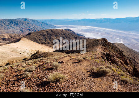 La vista da Dante, vista guardando giù nella valle della morte nel Parco Nazionale della Valle della Morte, California Foto Stock