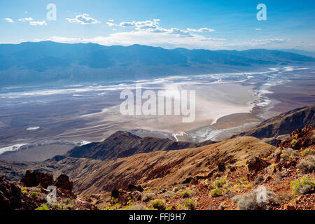 La vista da Dante, vista guardando giù nella valle della morte nel Parco Nazionale della Valle della Morte, California Foto Stock