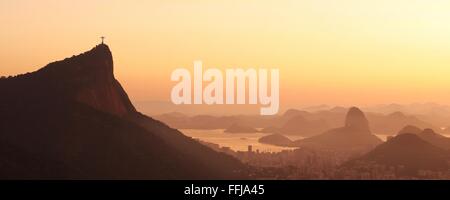 Rio de Janeiro, Brasile, 14 febbraio. Rio de Janeiro a sunrise, visto da Vista Chinesa (Cinese Belvedere) nella foresta di Tijuca National Park. Monte Corcovado con la statua del Cristo Redentore è visibile a sinistra e Sugarloaf è visibile in lontananza. Credito: Maria Adelaide Silva/Alamy Live News Foto Stock