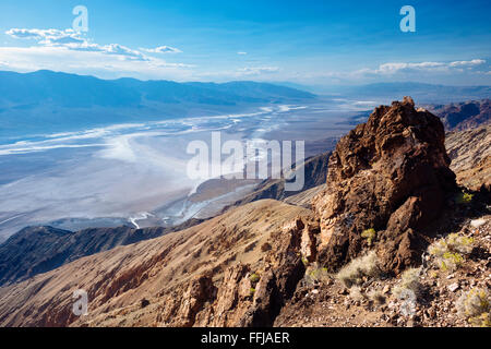 La vista da Dante, vista guardando giù nella valle della morte nel Parco Nazionale della Valle della Morte, California Foto Stock