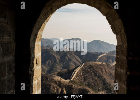 Vista da una finestra in una delle torri alla Grande Muraglia in Badaling vicino a Pechino. Foto Stock