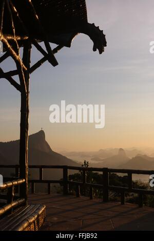 Rio de Janeiro, Brasile, 14 febbraio. Rio de Janeiro a sunrise, visto da Vista Chinesa (Cinese Belvedere) nella foresta di Tijuca Parco Nazionale di Corcovado Mountain con la statua del Cristo Redentore è visibile a sinistra e Sugarloaf è visibile in lontananza. Credito: Maria Adelaide Silva/Alamy Live News Foto Stock