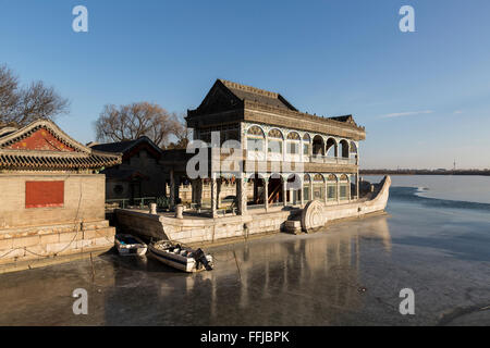 La barca di marmo/teahouse congelato sul Lago Kunming del Palazzo Estivo - Pechino, Cina. Foto Stock