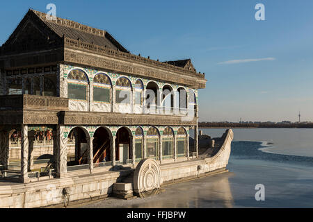 La barca di marmo congelato sul Lago Kunming del Palazzo Estivo - Pechino, Cina. Foto Stock