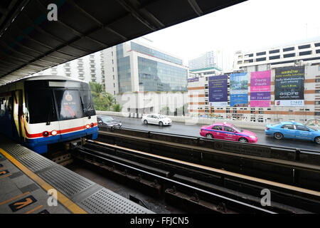 Lo Skytrain presso la Saphan Taksin BTS Station a Bangkok. Foto Stock