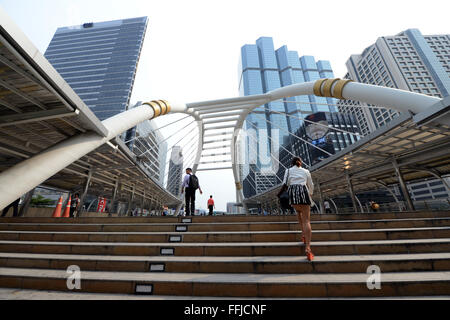 Un moderno ponte pedonale attraversando Sathorn Rd. vicino a Chong Nonsi stazione BTS a Bangkok. Foto Stock