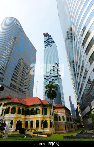 Casa su Sathorn ristorante ospitato in un bellissimo palazzo antico con il grattacielo MahaNakhon dietro di esso. Foto Stock