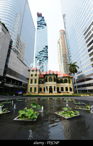 Casa su Sathorn ristorante ospitato in un bellissimo palazzo antico con il grattacielo MahaNakhon dietro di esso. Foto Stock