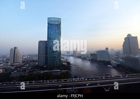 Il fiume torre residenziale dal fiume Chao Phraya a Bangkok. Foto Stock