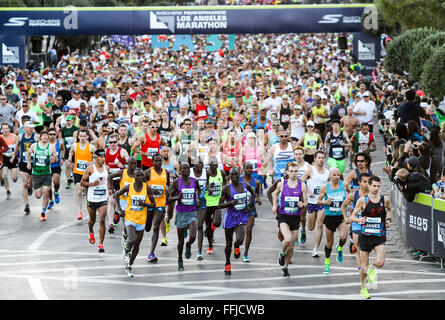 Los Angeles, Stati Uniti d'America. Xiv Feb, 2016. Guide di scorrimento inizia dal Dodger Stadium durante il trentunesimo la maratona di Los Angeles, negli Stati Uniti, su 14 Febbraio, 2016. Più di 25.000 corridori provenienti da tutti i 50 membri e 62 paesi e regioni hanno partecipato al 26.2-mile, un evento che ha cominciato a Los Angeles Dodger Stadium e sono andato attraverso Los Angeles, West Hollywood e Beverly Hills e si è conclusa a Santa Monica. Credito: Zhao Hanrong/Xinhua/Alamy Live News Foto Stock