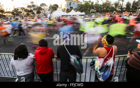 Los Angeles, Stati Uniti d'America. Xiv Feb, 2016. Guide di scorrimento inizia dal Dodger Stadium durante il trentunesimo la maratona di Los Angeles, negli Stati Uniti, su 14 Febbraio, 2016. Più di 25.000 corridori provenienti da tutti i 50 membri e 62 paesi e regioni hanno partecipato al 26.2-mile, un evento che ha cominciato a Los Angeles Dodger Stadium e sono andato attraverso Los Angeles, West Hollywood e Beverly Hills e si è conclusa a Santa Monica. Credito: Zhao Hanrong/Xinhua/Alamy Live News Foto Stock