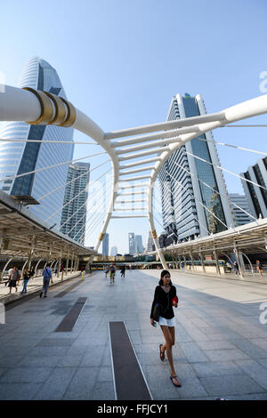 Un moderno ponte pedonale attraversando Sathorn Rd. vicino a Chong Nonsi stazione BTS a Bangkok. Foto Stock