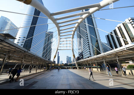 Un moderno ponte pedonale attraversando Sathorn Rd. vicino a Chong Nonsi stazione BTS a Bangkok. Foto Stock