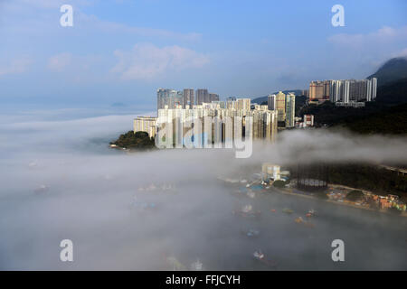 Bassa copertura di nebbie est Lamma canale in Hong Kong. Foto Stock