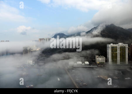 Bassa copertura di nebbie est Lamma canale in Hong Kong. Foto Stock