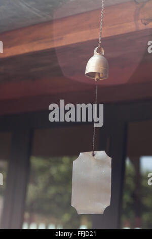 Bell appendere sul tetto di legno, stock photo Foto Stock