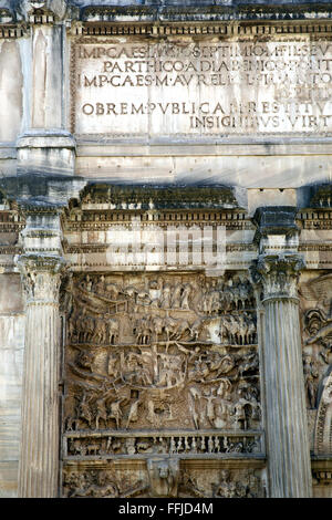 Parte dell'Arco di Settimio Severo (Arco di Settimio Severo) nella storica Foro Romano a Roma Foto Stock