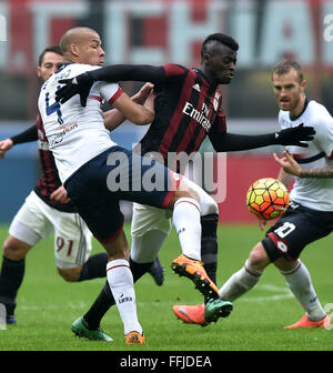 Milano, Italia. Xiv Feb, 2016. M'baye Niang 2 (R) di AC Milan compete durante il campionato italiano di una partita di calcio contro Genova a Milano il 14 febbraio, 2016. Il Milan ha vinto 2-1. Credito: Alberto Lingria/Xinhua/Alamy Live News Foto Stock