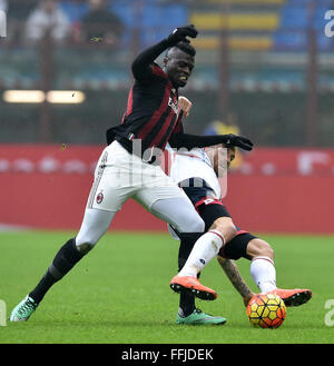 Milano, Italia. Xiv Feb, 2016. M'baye Niang (L) di AC Milan compete durante il campionato italiano di una partita di calcio contro Genova a Milano il 14 febbraio, 2016. Il Milan ha vinto 2-1. Credito: Alberto Lingria/Xinhua/Alamy Live News Foto Stock