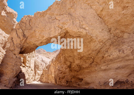 Un arco di roccia in Natural Bridge Canyon, il Parco Nazionale della Valle della Morte, California Foto Stock