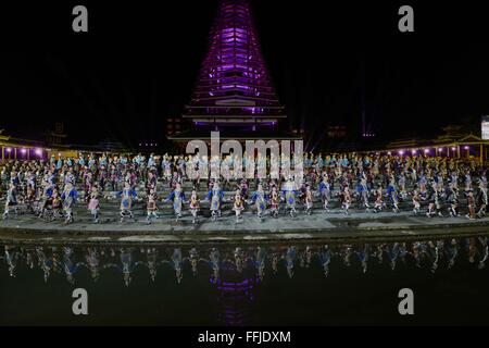 Qiandongnan, della Cina di Guizhou. Xiv Feb, 2016. Attori eseguire durante la cerimonia di apertura della Dong Cultura Festival del turismo nella contea di Liping, Qiandongnan Miao e Dong prefettura autonoma, a sud-ovest della Cina di Guizhou, 14 febbraio, 2016. Il Dong Cultura Turismo Festival aperto qui di domenica. Credito: Qiao Qiming/Xinhua/Alamy Live News Foto Stock