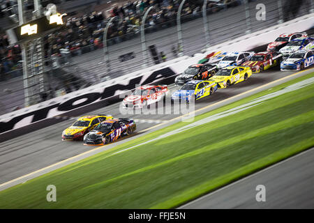 Daytona Beach, FL, Stati Uniti d'America. Xiii Febbraio, 2016. Daytona Beach, FL - Feb 13, 2016: Denny Hamlin (11) vince la Sprint Unlimited al Daytona International Speedway di Daytona Beach, FL. © csm/Alamy Live News Foto Stock