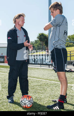 Christchurch, Nuova Zelanda. Xiv Feb, 2016. Head Coach Willy Gerdsen (L) di Canterbury Regno parla ai suoi giocatori dopo la cancellazione dell'ASB Premiership top partita di calcio tra Canterbury Regno e la città di Auckland a causa del terremoto del 14 febbraio 2016 a Christchurch, Nuova Zelanda. Credito: dpa/Alamy Live News Foto Stock