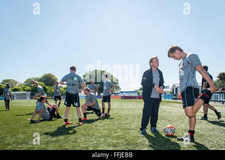 Christchurch, Nuova Zelanda. Xiv Feb, 2016. Head Coach Willy Gerdsen di Canterbury Regno parla ai suoi giocatori dopo la cancellazione dell'ASB Premiership top partita di calcio tra Canterbury Regno e la città di Auckland a causa del terremoto del 14 febbraio 2016 a Christchurch, Nuova Zelanda. Credito: dpa/Alamy Live News Foto Stock