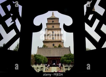 Pechino, Cina. Il 18 giugno, 2015. Foto scattata a giugno 18, 2015 mostra il dayan Pagoda presso il Ci'en Monastero a Xi'an, capitale della Cina nord-occidentale della provincia di Shaanxi. Il 64-metro-alta Pagoda fu costruito nell'anno di 652 della Dinastia Tang. © Wang Song/Xinhua/Alamy Live News Foto Stock